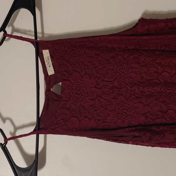 Maroon lace dress - Picture 3 of 4